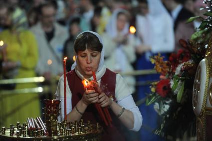 Праздничное пасхальное богослужение в храме Христа Спасителя.