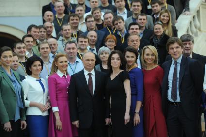 Гостиный двор. Президент РФ Владимир Путин (в центре) во время фотографирования после проведения `Прямой линии с президентом РФ Владимиром Путиным`.