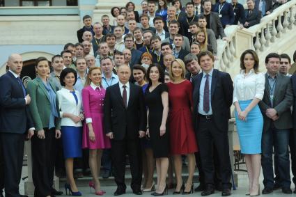 Гостиный двор. Президент РФ Владимир Путин (в центре) во время фотографирования после проведения `Прямой линии с президентом РФ Владимиром Путиным`.