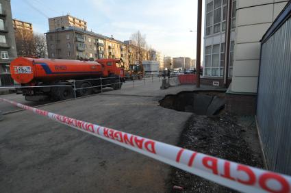 Провал грунта на Балтийской улице в Москве.