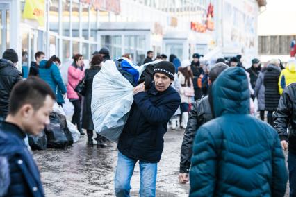 Казань. Пожар в торговом доме `Адмирал`. Продавцы выносят свой товар из горящего здания.