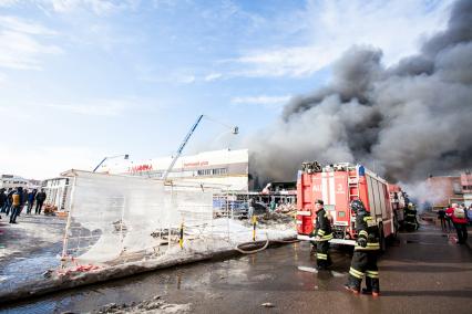 Казань. Пожар в торговом центре `Адмирал`.