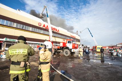 Казань. Пожар в торговом доме `Адмирал`.