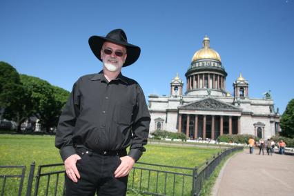 Санкт-Петербург. Английский писатель Терри Пратчетт на фоне Исаакиевского собора.