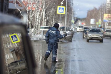 Сотрудник ДПС останавливает автомобиль, для проверки документов и наличия огнетушителя. Совметный рейд ГИБДД и МЧС по проверке наличия и исправности огнетушителей в автомобилях