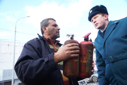 Водитеь маршрутки и сотрудник МЧС проверяют сроки годности огнетушителей из автобуса. Совметный рейд ГИБДД и МЧС по проверке наличия и исправности огнетушителей в автомобилях