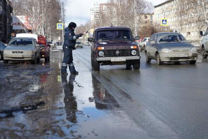 Сотрудник ДПС останавливает автомобиль, для проверки документов и наличия огнетушителя. Совметный рейд ГИБДД и МЧС по проверке наличия и исправности огнетушителей в автомобилях