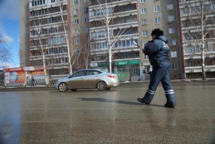 Сотрудник ДПС останавливает автомобиль, для проверки документов и наличия огнетушителя. Совметный рейд ГИБДД и МЧС по проверке наличия и исправности огнетушителей в автомобилях