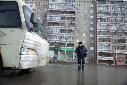 Сотрудник ДПС останавливает автомобиль, для проверки документов и наличия огнетушителя. Совметный рейд ГИБДД и МЧС по проверке наличия и исправности огнетушителей в автомобилях