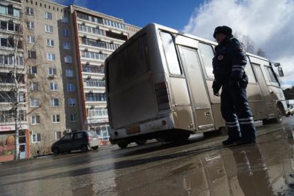 Сотрудник ДПС останавливает автомобильи, для проверки документов и наличия огнетушителя. Совметный рейд ГИБДД и МЧС по проверке наличия и исправности огнетушителей в автомобилях