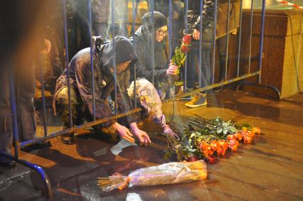 Люди несут цветы к месту убийства политика Бориса Немцова, который был застрелен на Большом Москворецком мосту в ночь с 27-го на 28-е февраля 2015 г. в Москве.