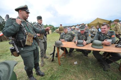 Московская область, Черноголовка. 4-й Международный слет военной техники `Моторы войны`. Участники реконструкции в форме солдат Вермахта.