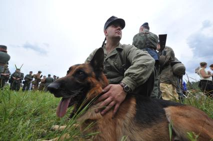 Московская область, Черноголовка. 4-й Международный слет военной техники `Моторы войны`. Участники реконструкции в форме германской армии.