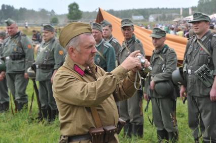 Московская область, Черноголовка. 4-й Международный слет военной техники `Моторы войны`. Участник реконструкции  в форме солдата РККА.