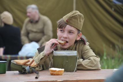 Московская область, Черноголовка. 4-й Международный слет военной техники `Моторы войны`. Участник реконструкции в форме солдата РККА.