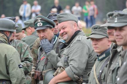 Московская область, Черноголовка. 4-й Международный слет военной техники `Моторы войны`. Участники реконструкции в форме солдат Вермахта.