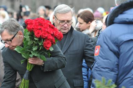 Сопредседатель партии РПР-ПАРНАС Михаил Касьянов (в центре) перед церемонией прощания с политиком Борисом Немцовым в Сахаровском центре в Москве.