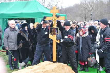 Журналистка Екатерина Одинцова с дочерью Диной Немцовой  (слева) во время похорон Бориса Немцова на Троекуровском кладбище в Москве.