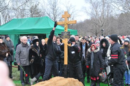 Журналистка Екатерина Одинцова с дочерью Диной Немцовой  (слева) во время похорон Бориса Немцова на Троекуровском кладбище в Москве.