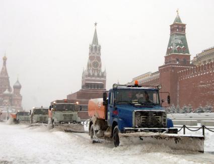 Москва. Снегоуборочная техника на Красной площади.