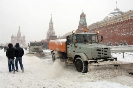 Москва. Снегоуборочная техника на Красной площади.