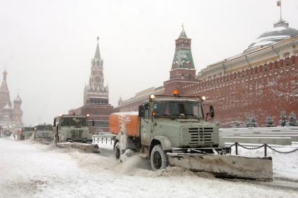 Москва. Снегоуборочная техника на Красной площади.