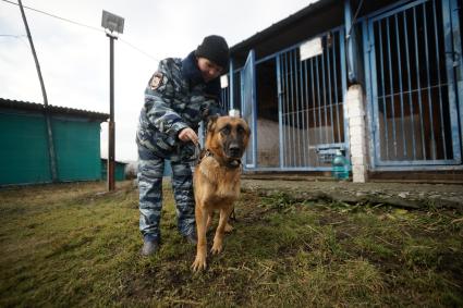 Девушка-полицейский кинолог с своей служебной собакой в Уральском кинологическом центре