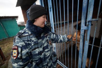 Девушка-полицейский кинолог с своей служебной собакой в Уральском кинологическом центре