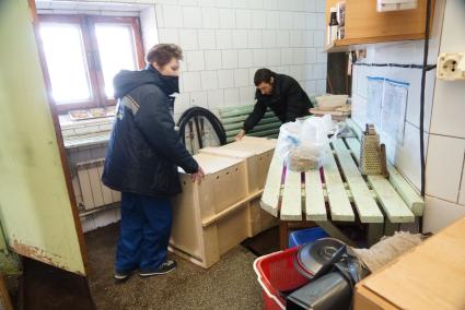 Сотрудники Екатеринбургского зоопарка заносят транспортировочный контейнер, для детеныша трубкозуба, перед ее отправкой в зоопарк Ижевска