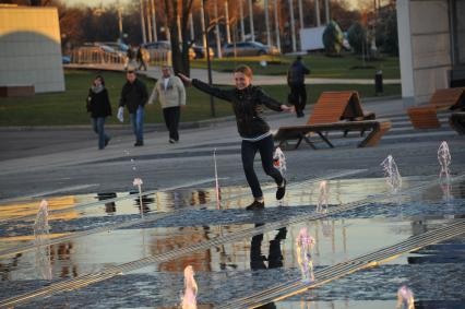 Москва. Девушка гуляет у фонтанов на Крымской набережной.