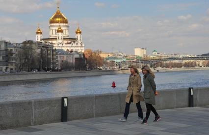 Москва. Девушки прогуливаются по Крымской набережной.