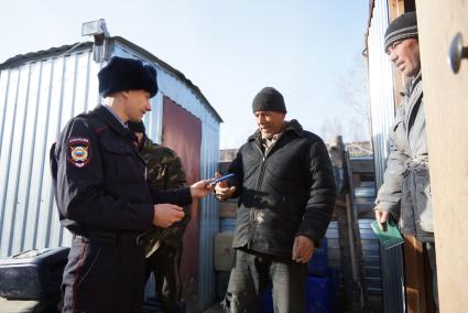 Участковый оперуполномоченый лейтенант полиции Сергей Галкин, признаный лучшим участковым в Свердловской области, проверяет регистрацию у гастарбайтеров работающих на стройке. г.Верхняя Салда