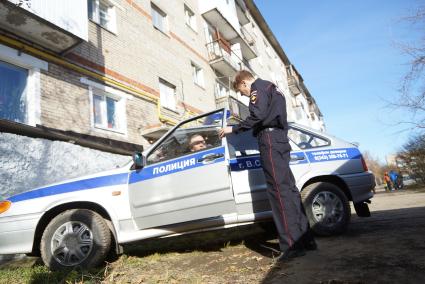 Участковый оперуполномоченый лейтенант полиции Сергей Галкин, признаный лучшим участковым в Свердловской области, разговаривает с коллегой, на месте проишествия. г.Верхняя Салда