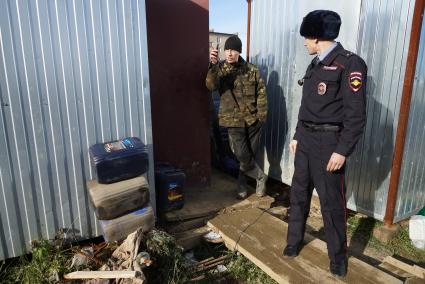 Участковый оперуполномоченый лейтенант полиции Сергей Галкин, признаный лучшим участковым в Свердловской области, проверяет регистрацию у гастарбайтеров работающих на стройке. г.Верхняя Салда