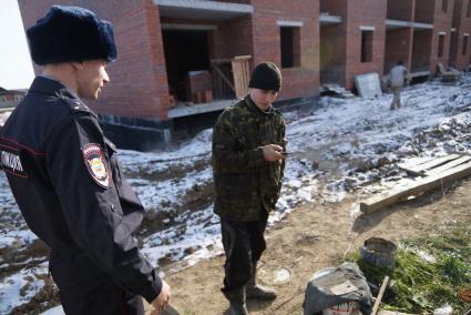 Участковый оперуполномоченый лейтенант полиции Сергей Галкин, признаный лучшим участковым в Свердловской области, проверяет регистрацию у гастарбайтеров работающих на стройке. г.Верхняя Салда