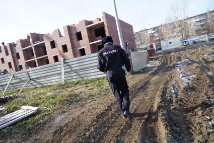 Участковый оперуполномоченый лейтенант полиции Сергей Галкин, признаный лучшим участковым в Свердловской области, идет  проверять регистрацию у гастарбайтеров работающих на стройке. г.Верхняя Салда