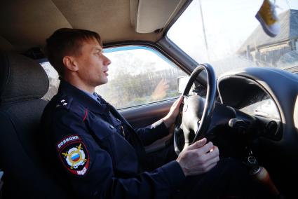 Участковый оперуполномоченый лейтенант полиции Сергей Галкин, признаный лучшим участковым в Свердловской области, в служебной машине. г.Верхняя Салда