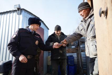 Участковый оперуполномоченый лейтенант полиции Сергей Галкин, признаный лучшим участковым в Свердловской области, проверяет регистрацию у гастарбайтеров работающих на стройке. г.Верхняя Салда