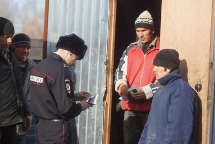 Участковый оперуполномоченый лейтенант полиции Сергей Галкин, признаный лучшим участковым в Свердловской области, проверяет регистрацию у гастарбайтеров работающих на стройке. г.Верхняя Салда