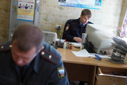 Участковый оперуполномоченый лейтенант полиции Сергей Галкин, признаный лучшим участковым в Свердловской области, в своем кабинете. г.Верхняя Салда