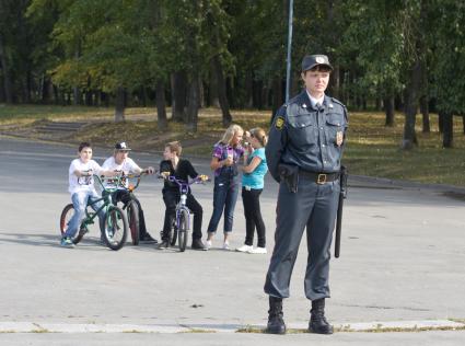 Женщина-полицейский в парке. Екатеринбург