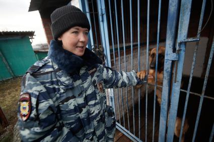 Девушка-полицейский кинолог с своей служебной собакой в Уральском кинологическом центре