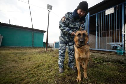 Девушка-полицейский кинолог с своей служебной собакой в Уральском кинологическом центре