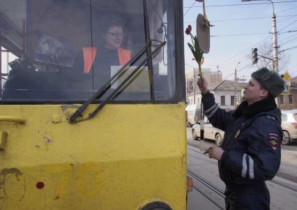 Тула. Сотрудники ГИБДД в преддверии 8 марта поздравляют женщин-водителей цветами.