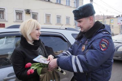 Тула. Сотрудники ГИБДД в преддверии 8 марта поздравляют женщин-водителей цветами.