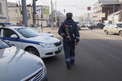 Тула. Сотрудники ГИБДД в преддверии 8 марта поздравляют женщин-водителей цветами.