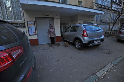 Москва. Автомобиль припаркованный у подъезда жилого дома.