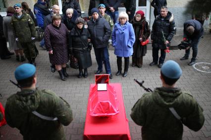 Ставрополь. Поездом из Киева прибыли останки ставропольских красноармейцев, воевавших в Великую Отечественную войну, обнаруженные украинскими поисковиками под Киевом. Передача останков фронтовиков близким родственникам.