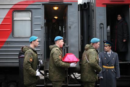 Ставрополь. Поездом из Киева прибыли останки ставропольских красноармейцев, воевавших в Великую Отечественную войну, обнаруженные украинскими поисковиками под Киевом.