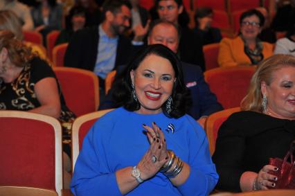Певица Надежда Бабкина во время празднования 61-го дня рождения певца Б. Моисеева в Москве.